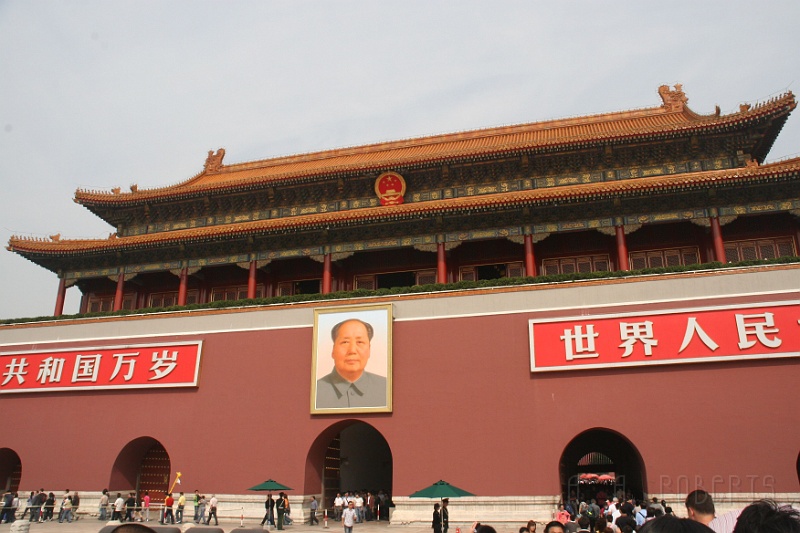 ts6.jpg - This is Mao's really big portrait on the entrace gate to the forbidden city.